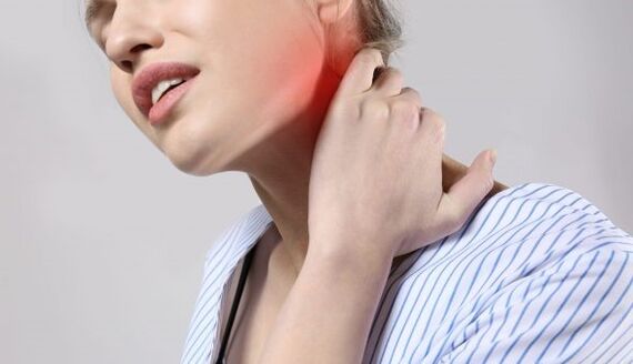 Kod osteohondroze vratne kralježnice javlja se bol u vratu i ramenima