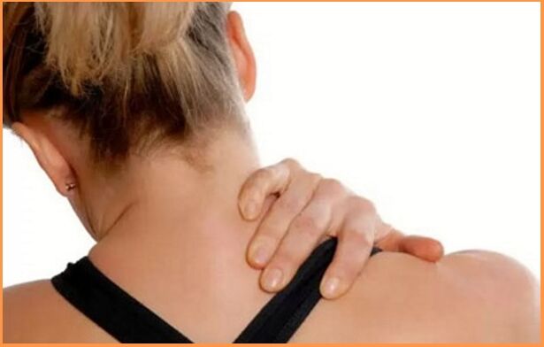 Cervikalna osteohondroza se manifestuje bolom i ukočenošću u vratu. 
